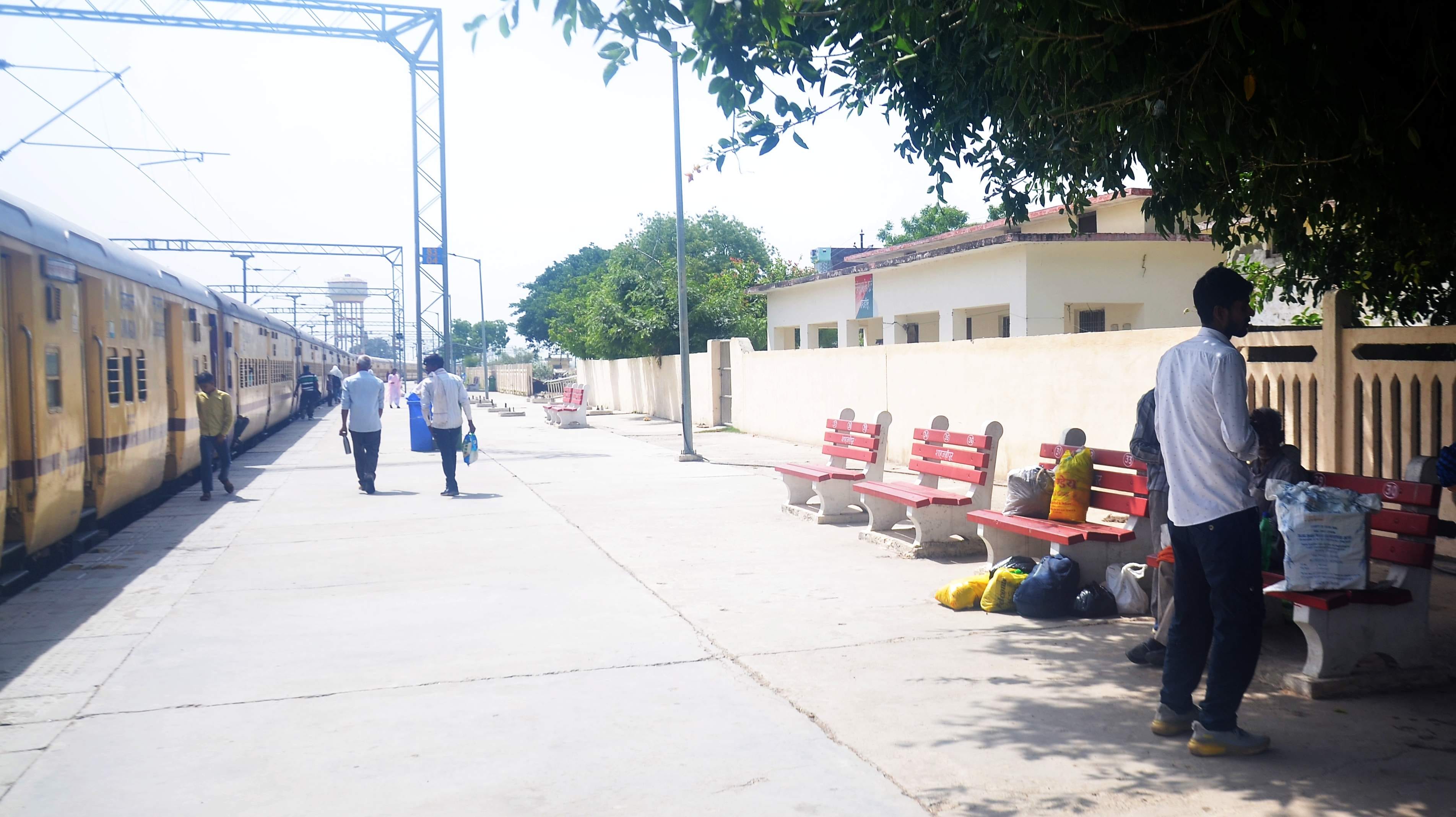 शाहजहांपुर रेलवे स्टेशन पर लगे फ्रीजर से आ रहा सामान्य पानी। संवाद शाहजहांपुर रेलवे स्टेशन पर लगे फ्रीजर से आ रहा सामान्य पानी। संवाद