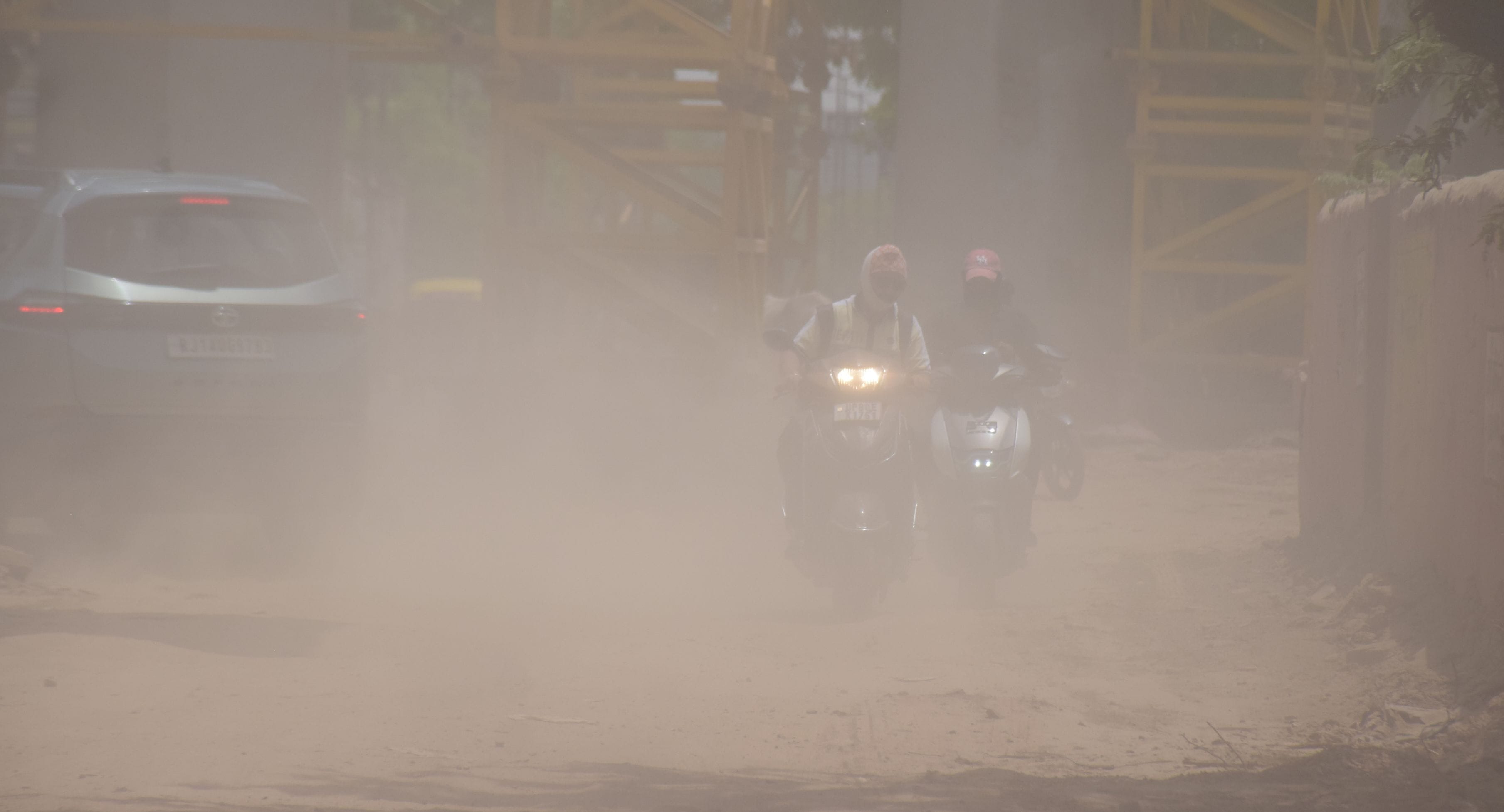 शनिवार को शाम को आई धूल भरी तेज आंधी से लोगों को वाहन चलाने में परेशानी का सामना करना पड़ा। अमर