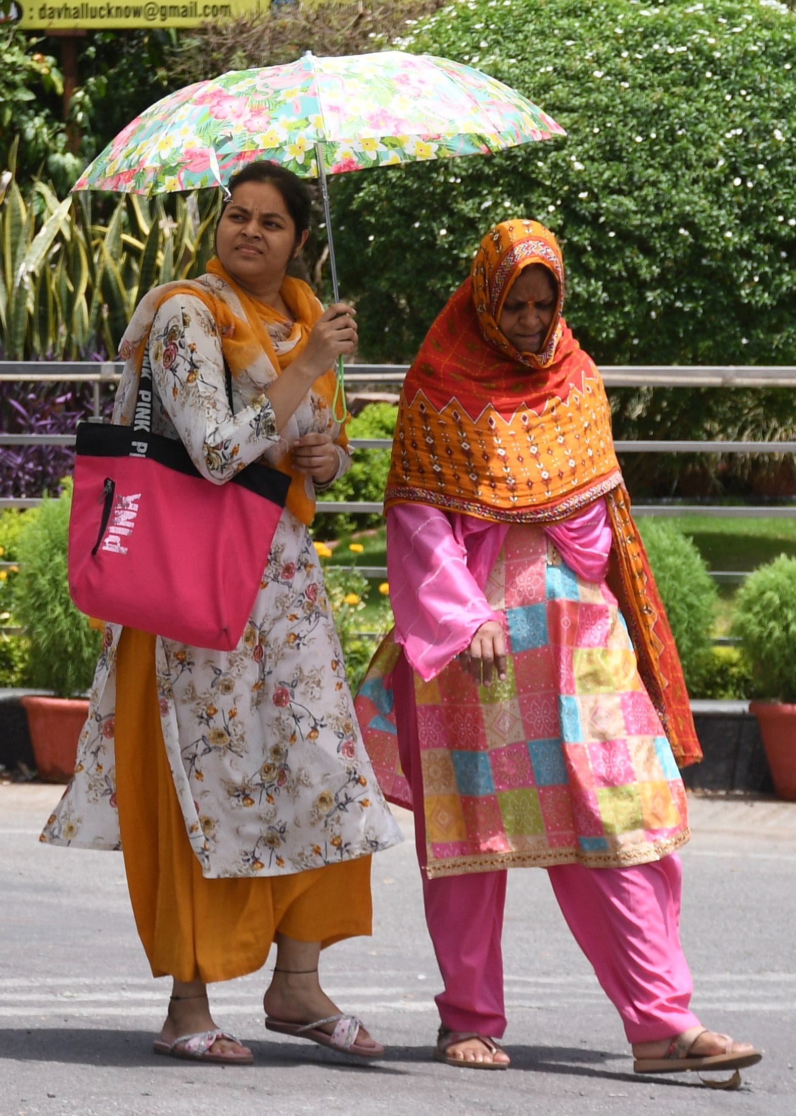 तेज धूप ने किया परेशान