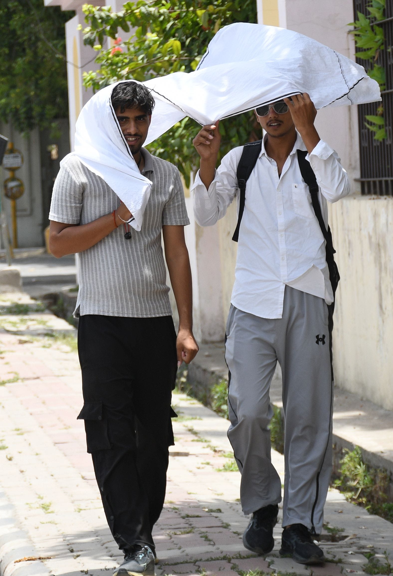 तेज धूप ने किया परेशान