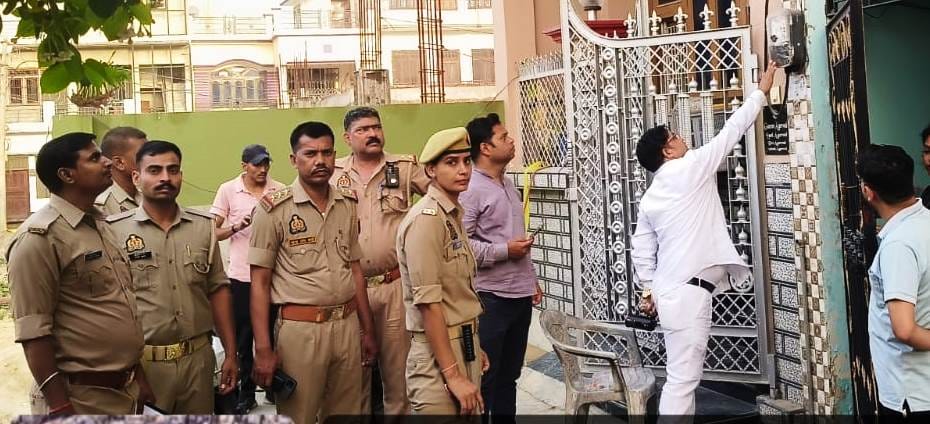 तिलहर के विद्युत उपकेंद्र के बाहर हंगामा करते उपभोक्ता। संवाद तिलहर के विद्युत उपकेंद्र के बाहर हंगामा करते उपभोक्ता। संवाद