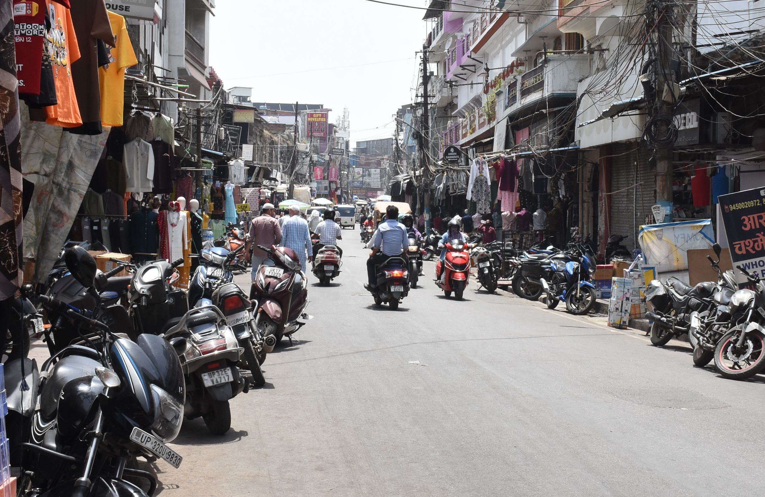दुकानों में खाली बैठे दुकानदार।