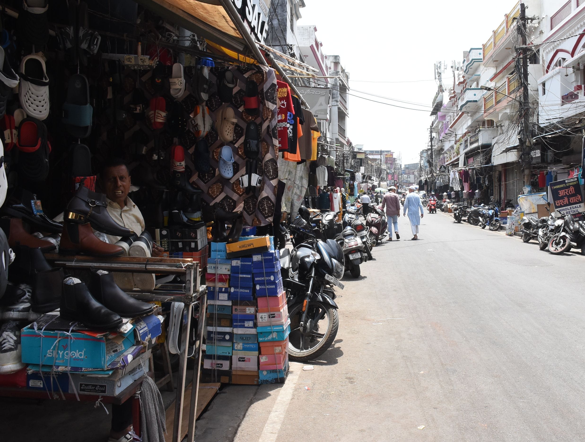 दुकानों में खाली बैठे दुकानदार।