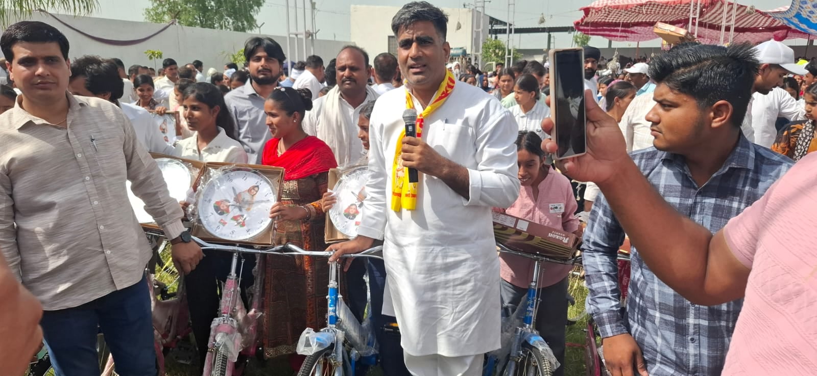 दौराला - लोकमाता अहिल्याबाई होल्कर की जयंती और मेधावी छात्राओं का सम्मान समारोह में बोलते विधाय दौराला - लोकमाता अहिल्याबाई होल्कर की जयंती और मेधावी छात्राओं का सम्मान समारोह में बोलते विधाय