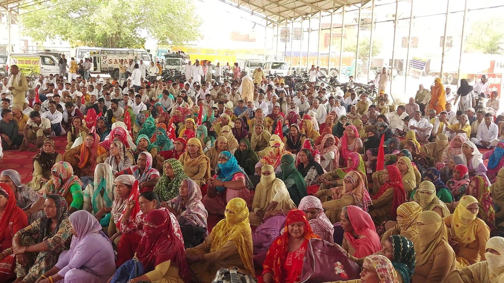24जेएनडी29: शहर के अपोलो चौक पर सरकार के विरोध में प्रदर्शन करते हुए सफाई कर्मचारी। संवाद।