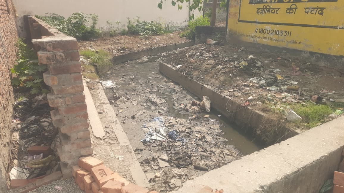 अग्रसेन चौक के पास गंदगी से अटा नाला। संवाद अग्रसेन चौक के पास गंदगी से अटा नाला। संवाद
