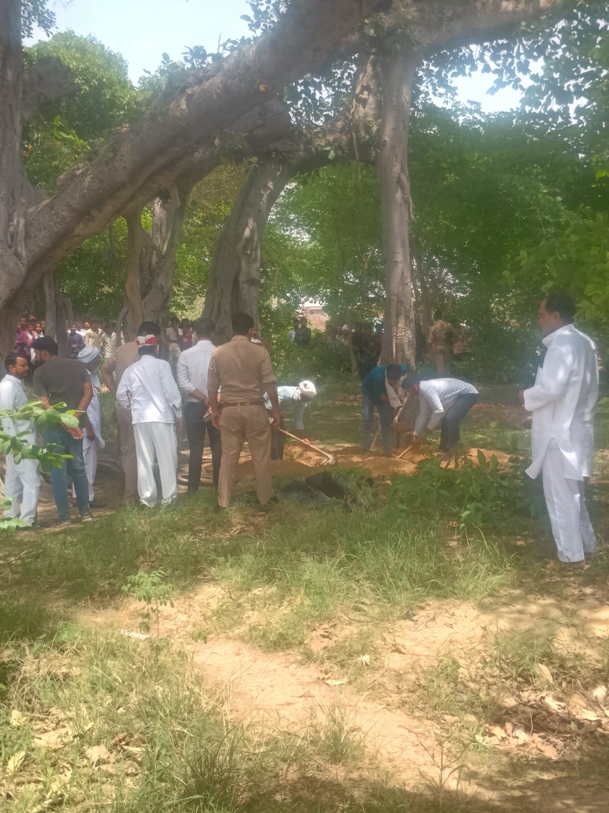 अलापुर थाना क्षेत्र के गांव भसराला निवासी बच्चे का शव कब्र से खोदवाती पुलिस। संवाद अलापुर थाना क्षेत्र के गांव भसराला निवासी बच्चे का शव कब्र से खोदवाती पुलिस। संवाद