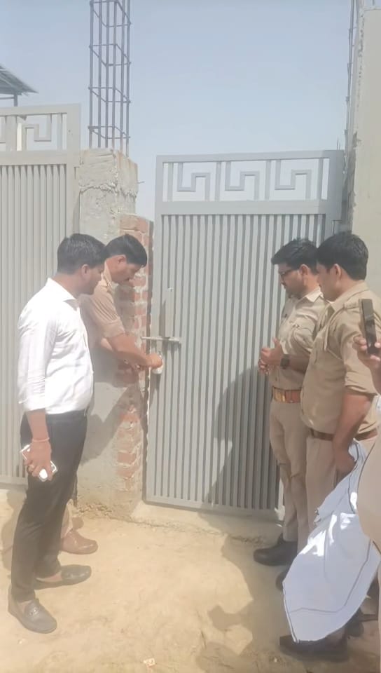 अलापुर थाना क्षेत्र के गांव भसराला निवासी बच्चे का शव कब्र से खोदवाती पुलिस। संवाद अलापुर थाना क्षेत्र के गांव भसराला निवासी बच्चे का शव कब्र से खोदवाती पुलिस। संवाद