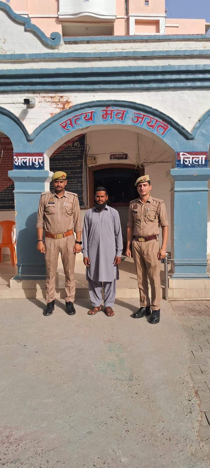 अलापुर थाना क्षेत्र के गांव भसराला निवासी बच्चे का शव कब्र से खोदवाती पुलिस। संवाद अलापुर थाना क्षेत्र के गांव भसराला निवासी बच्चे का शव कब्र से खोदवाती पुलिस। संवाद