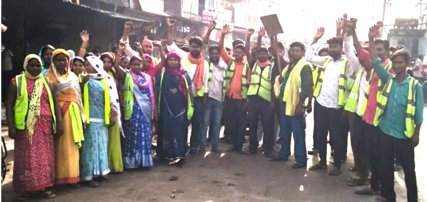 अनपरा नगर पंचायत के महावीर चौक पर वेतन न मिलने पर प्रदर्शन करते सफाईकर्मी। संवाद अनपरा नगर पंचायत के महावीर चौक पर वेतन न मिलने पर प्रदर्शन करते सफाईकर्मी। संवाद