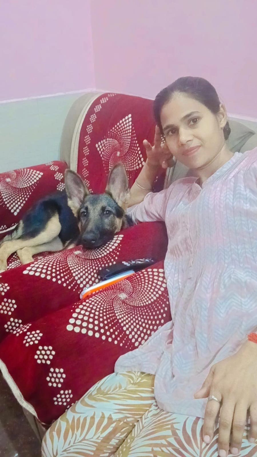 अपने डॉगी के साथ कविता और गंगा। 