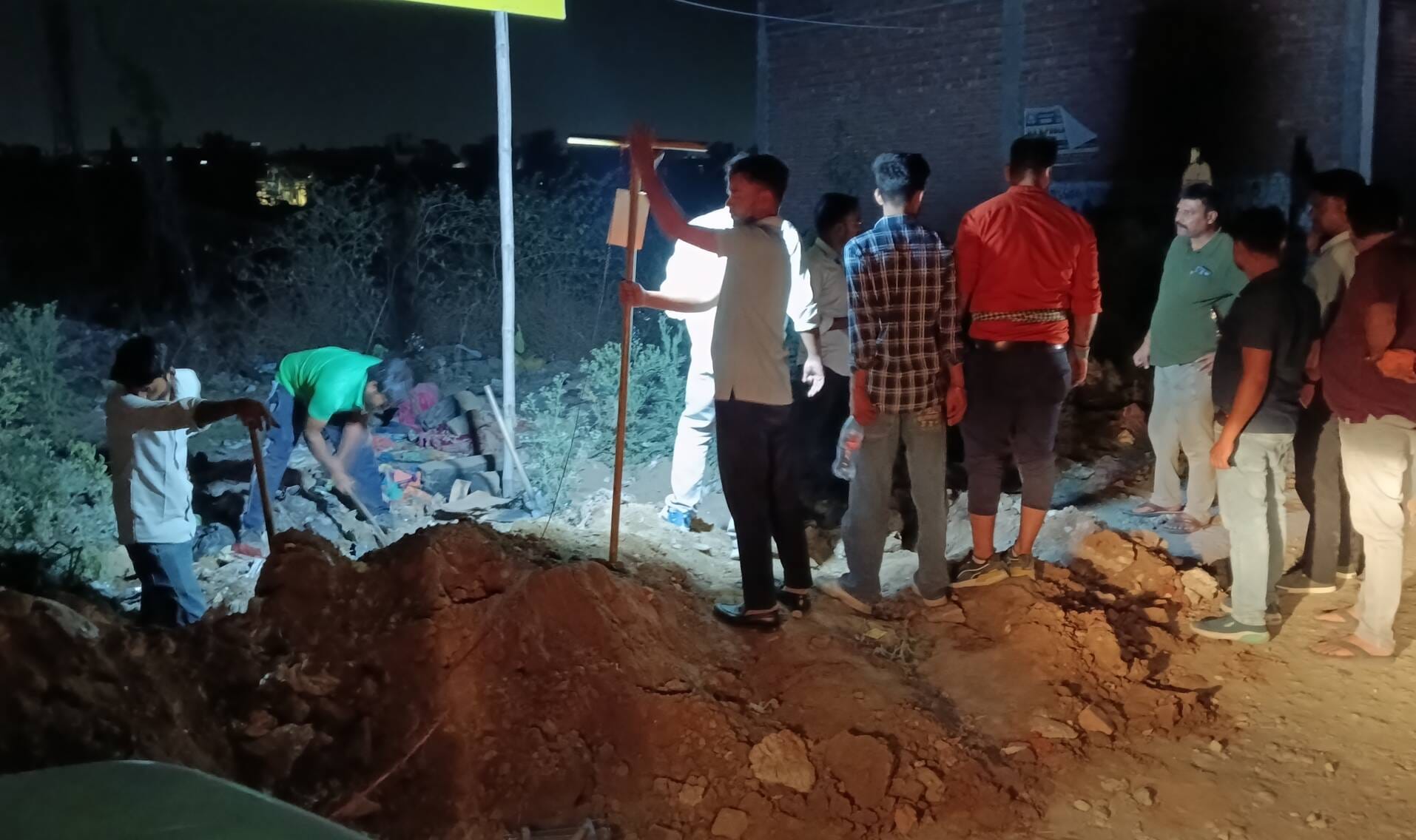 अवैध खनन के आरोपियों से बरामद डंपर। 
