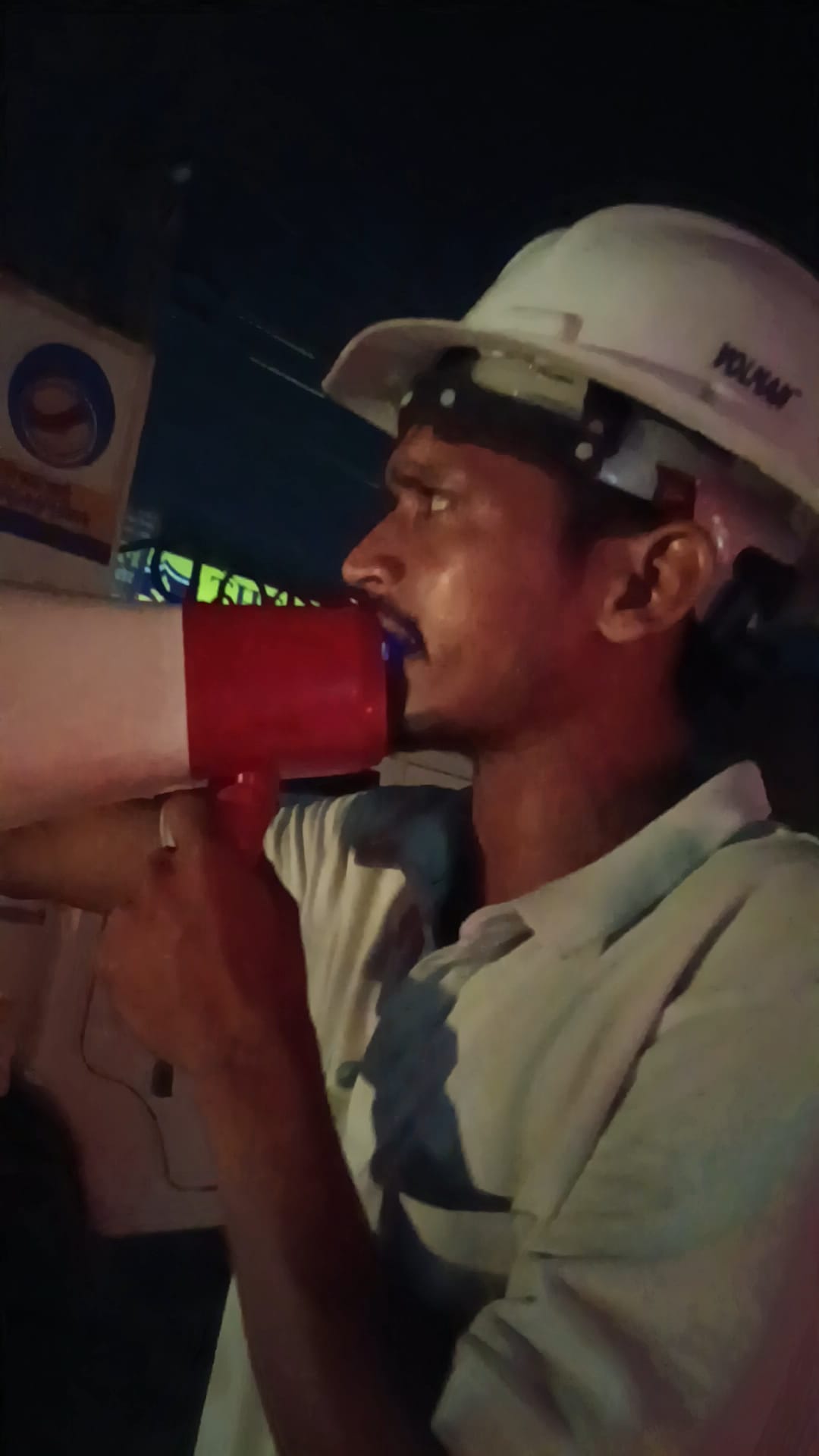 अवैध खनन के आरोपियों से बरामद डंपर। 
