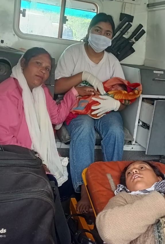 बदरीनाथ हाईवे पर मारवाड़ी के समीप लगा यात्रा वाहनों का जाम। संवाद बदरीनाथ हाईवे पर मारवाड़ी के समीप लगा यात्रा वाहनों का जाम। संवाद