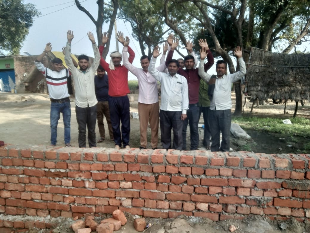 फोटो 12 घिरोर स्थित नहर में स्नान करते लोग। संवाद फोटो 12 घिरोर स्थित नहर में स्नान करते लोग। संवाद