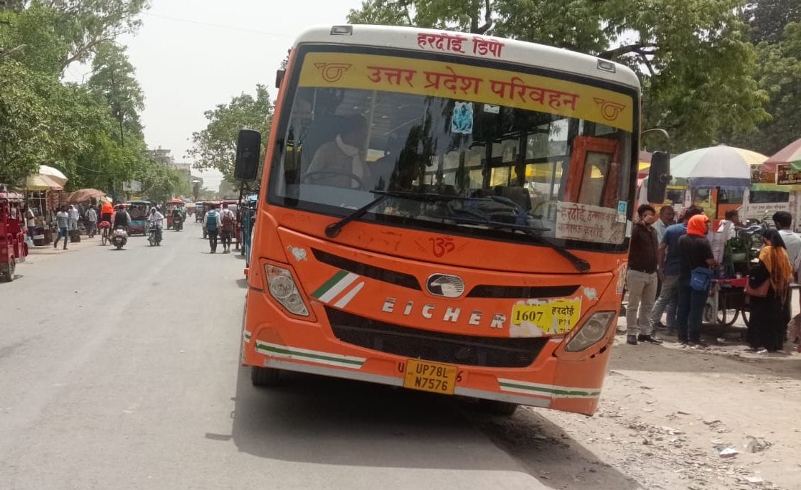 फोटो-17- रोडवेज बस स्टेशन के बाहर सड़क पर यात्रियों को उतारता चालक। संवाद फोटो-17- रोडवेज बस स्टेशन के बाहर सड़क पर यात्रियों को उतारता चालक। संवाद