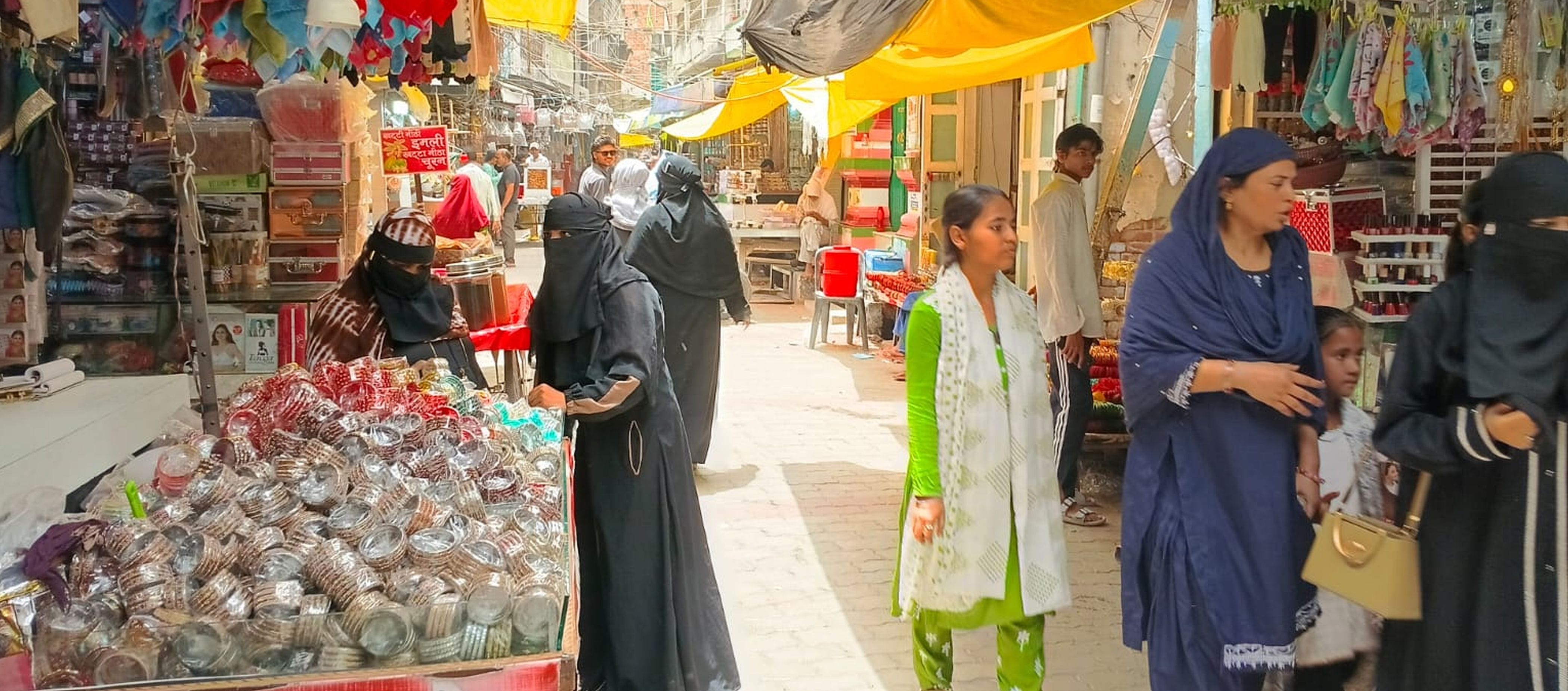 फोटो-19-चौक बाजार में खरीदारी करती महिलाएं। संवाद फोटो-19-चौक बाजार में खरीदारी करती महिलाएं। संवाद