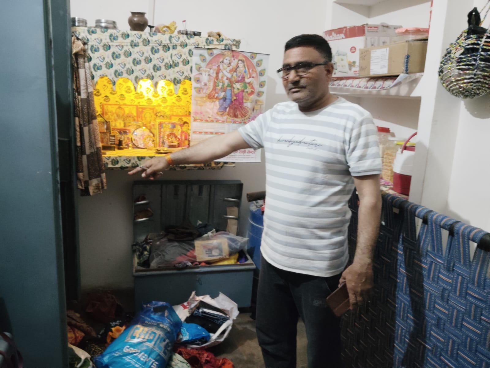 फोटो-19- गांव मुढ़ी में चोरों द्वारा काटा गया जंगला दिखाता पीड़ित। संवाद फोटो-19- गांव मुढ़ी में चोरों द्वारा काटा गया जंगला दिखाता पीड़ित। संवाद