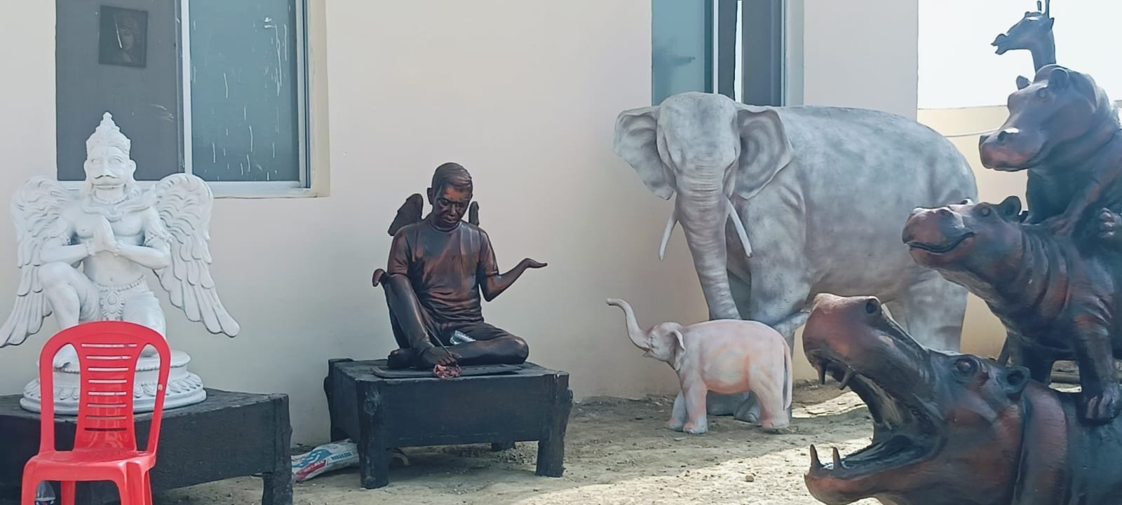 फोटो-2-पैर की अंगुलियों में ब्रश से पेंटिंग बनातीं शीला। स्रोत: स्वयं। फोटो-2-पैर की अंगुलियों में ब्रश से पेंटिंग बनातीं शीला। स्रोत: स्वयं।