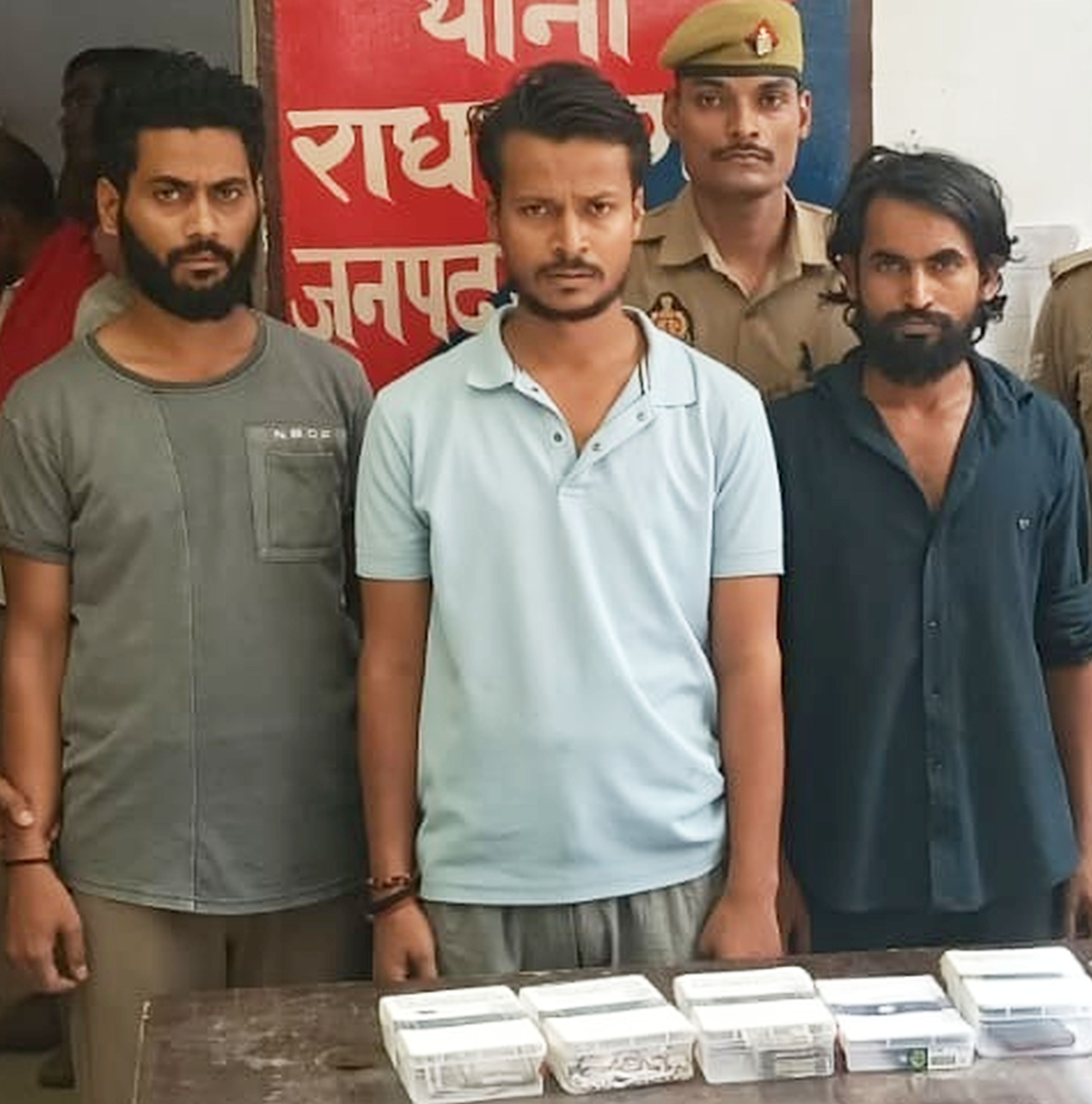फोटो-22-राधानगर थाने में खड़े आरोपी। स्रोत: पुलिस