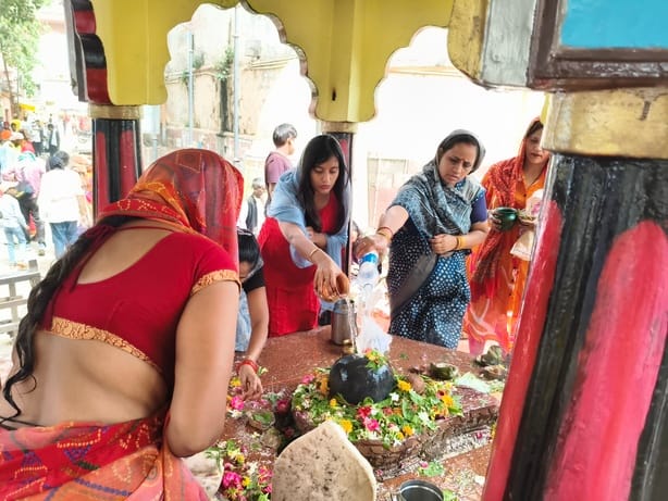 फोटो 25 सीकेटीपी-06-मत्तगजेंद्र नाथ मंदिर में जलाभिषेक करने के लिए लगी लाइन। संवाद