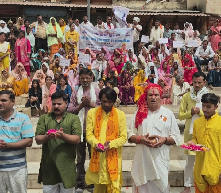 फोटो 25 सीकेटीपी-06-मत्तगजेंद्र नाथ मंदिर में जलाभिषेक करने के लिए लगी लाइन। संवाद