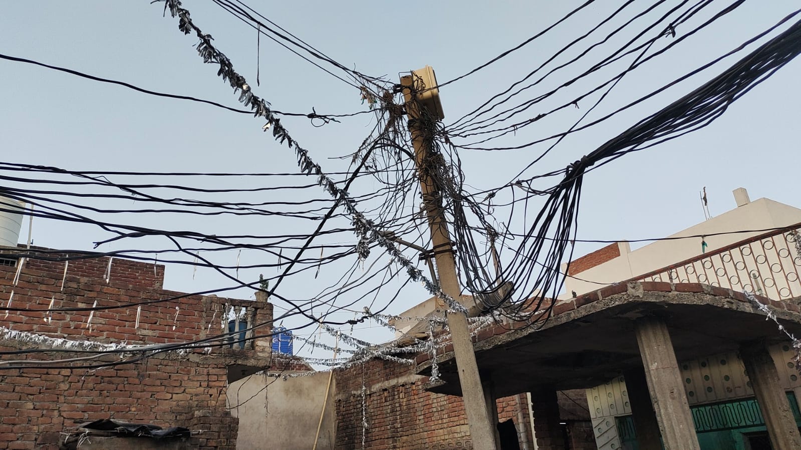 फोटो-26 श्यामनगर में बांस के डंडे से बंधी केबलों का बंडल। संवाद फोटो-26 श्यामनगर में बांस के डंडे से बंधी केबलों का बंडल। संवाद