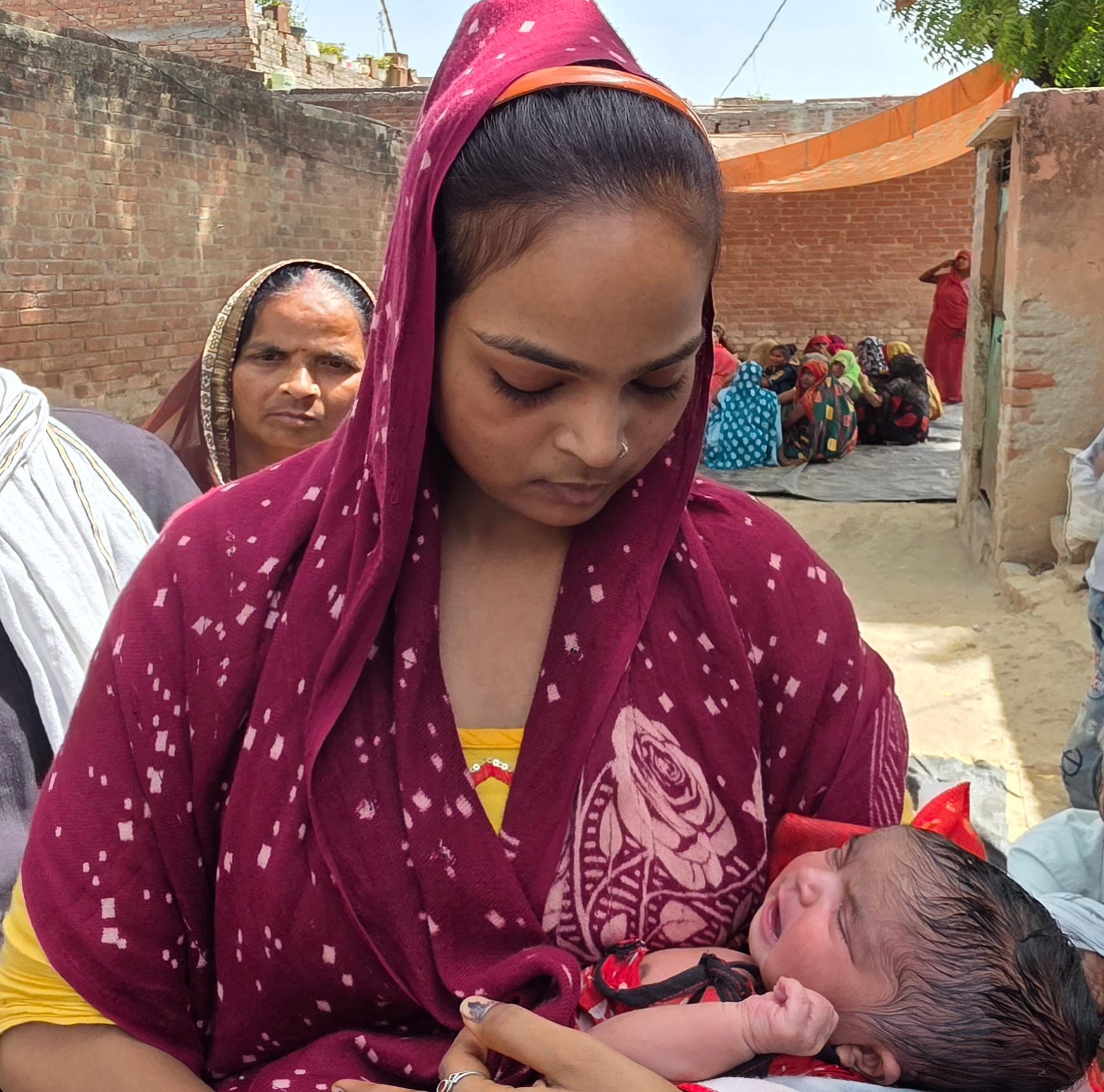 फोटो-3 गांव गऊ टोला में महिला की मौत से बिलखते परिजन। संवाद फोटो-3 गांव गऊ टोला में महिला की मौत से बिलखते परिजन। संवाद