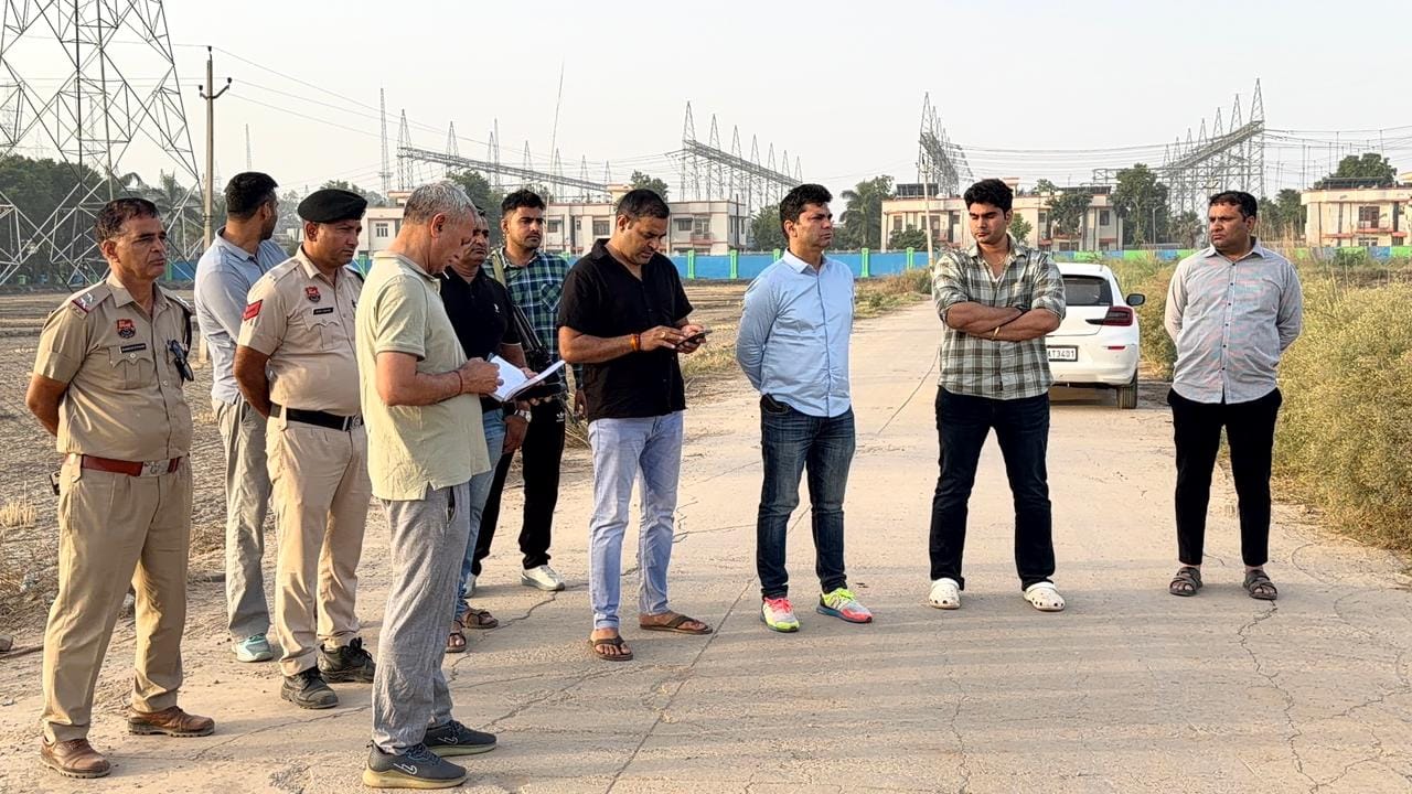 फोटो :: सोनीपत के गांव जाजी के पास पुलिस मुठभेड़ में घायल हुए आरोपियों के मौके पर पड़े अवैध हथिया