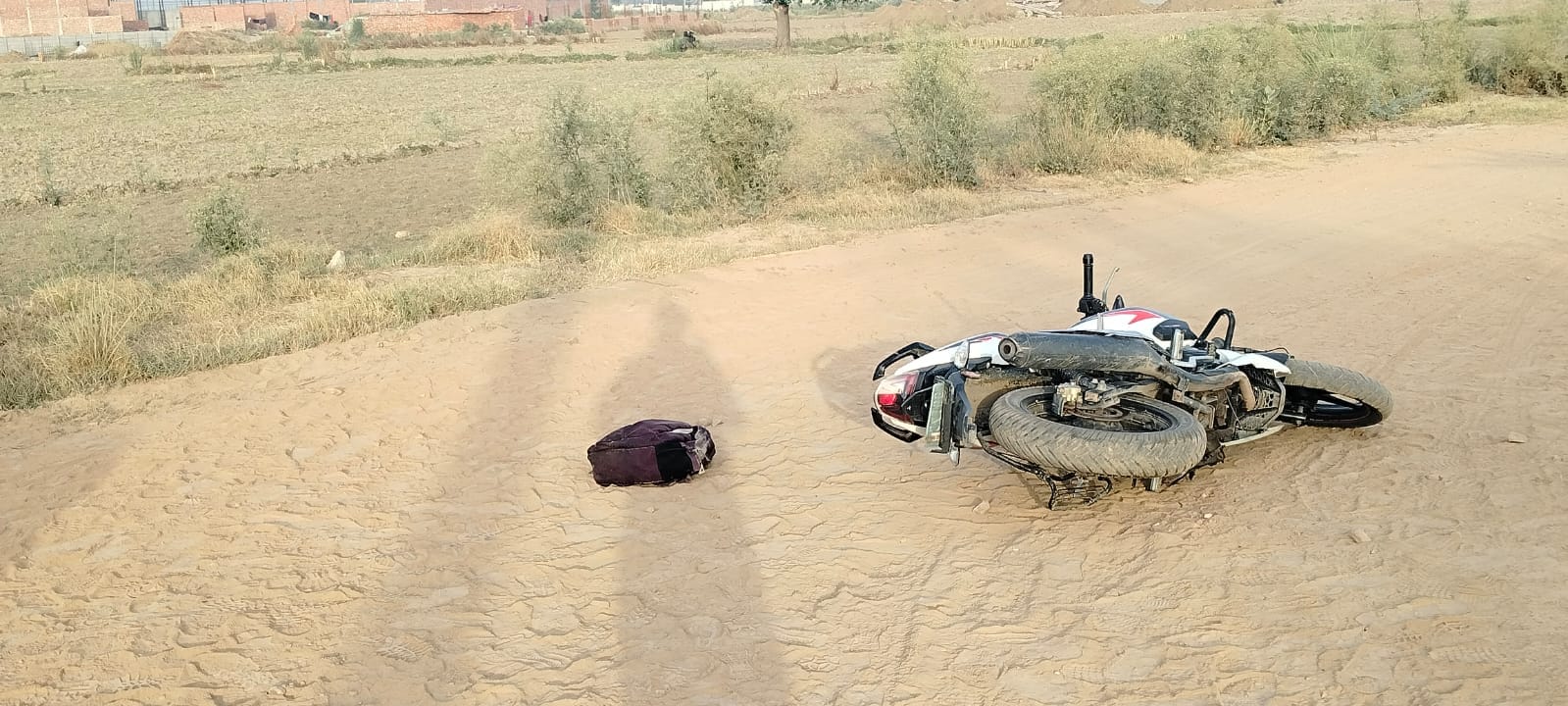 फोटो :: सोनीपत के गांव जाजी के पास पुलिस मुठभेड़ में घायल हुए आरोपियों के मौके पर पड़े अवैध हथिया