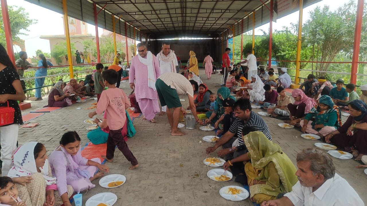 फोटो : सोनीपत के मिमारपुर घाट स्थित यमुना नदी में सूर्य देव को जल अर्पण करती महिला। संवाद