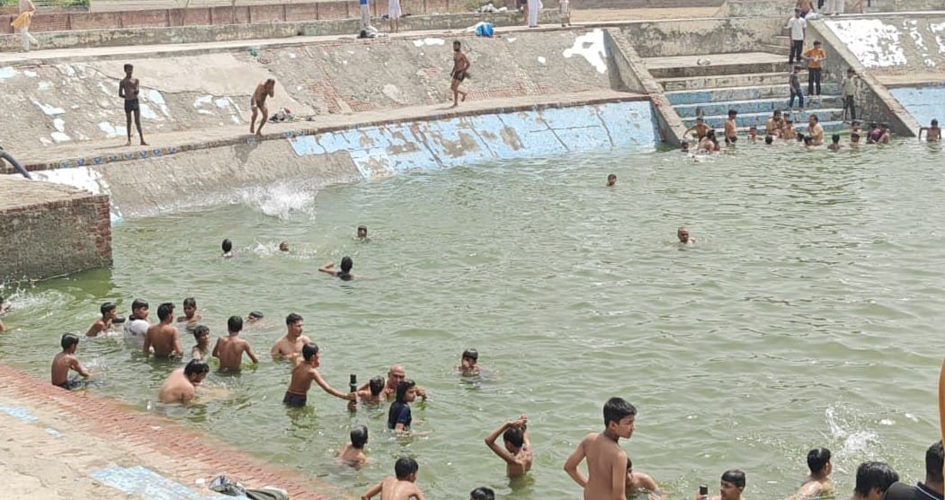फोटो : सोनीपत के मिमारपुर घाट स्थित यमुना नदी में सूर्य देव को जल अर्पण करती महिला। संवाद