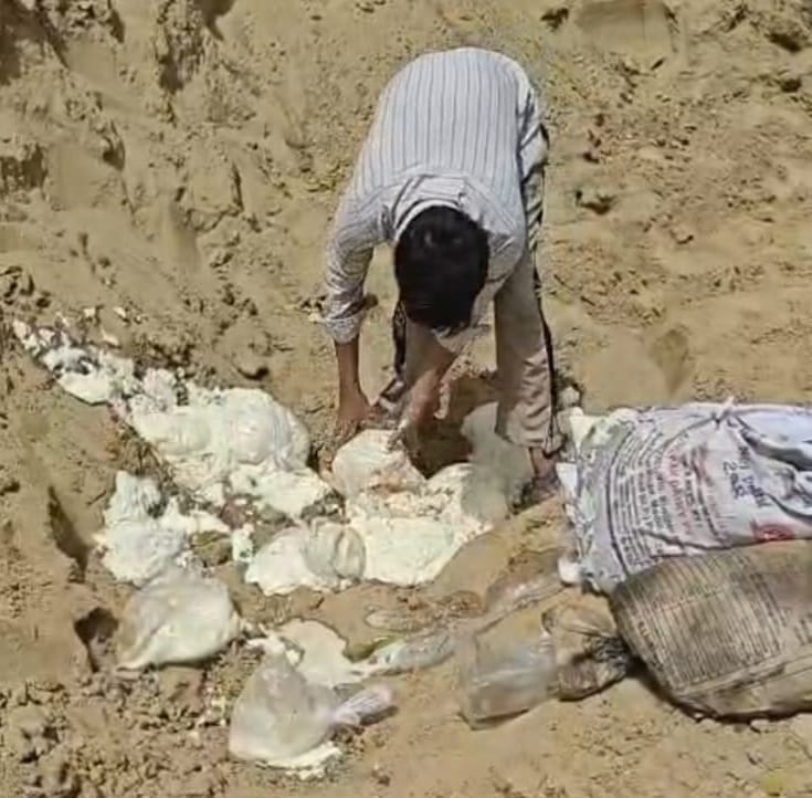 गांव वनखंडा में खाद्य विभाग की टीम ने जांच के दौरान सील किये रिफाइंड तेल के टिन। संवाद