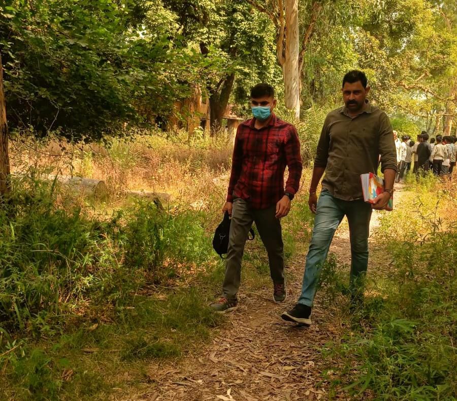 हत्या के खुलासे को लेकर थाने के बाहर बैठे परिजन स्रोत संवाद हत्या के खुलासे को लेकर थाने के बाहर बैठे परिजन स्रोत संवाद