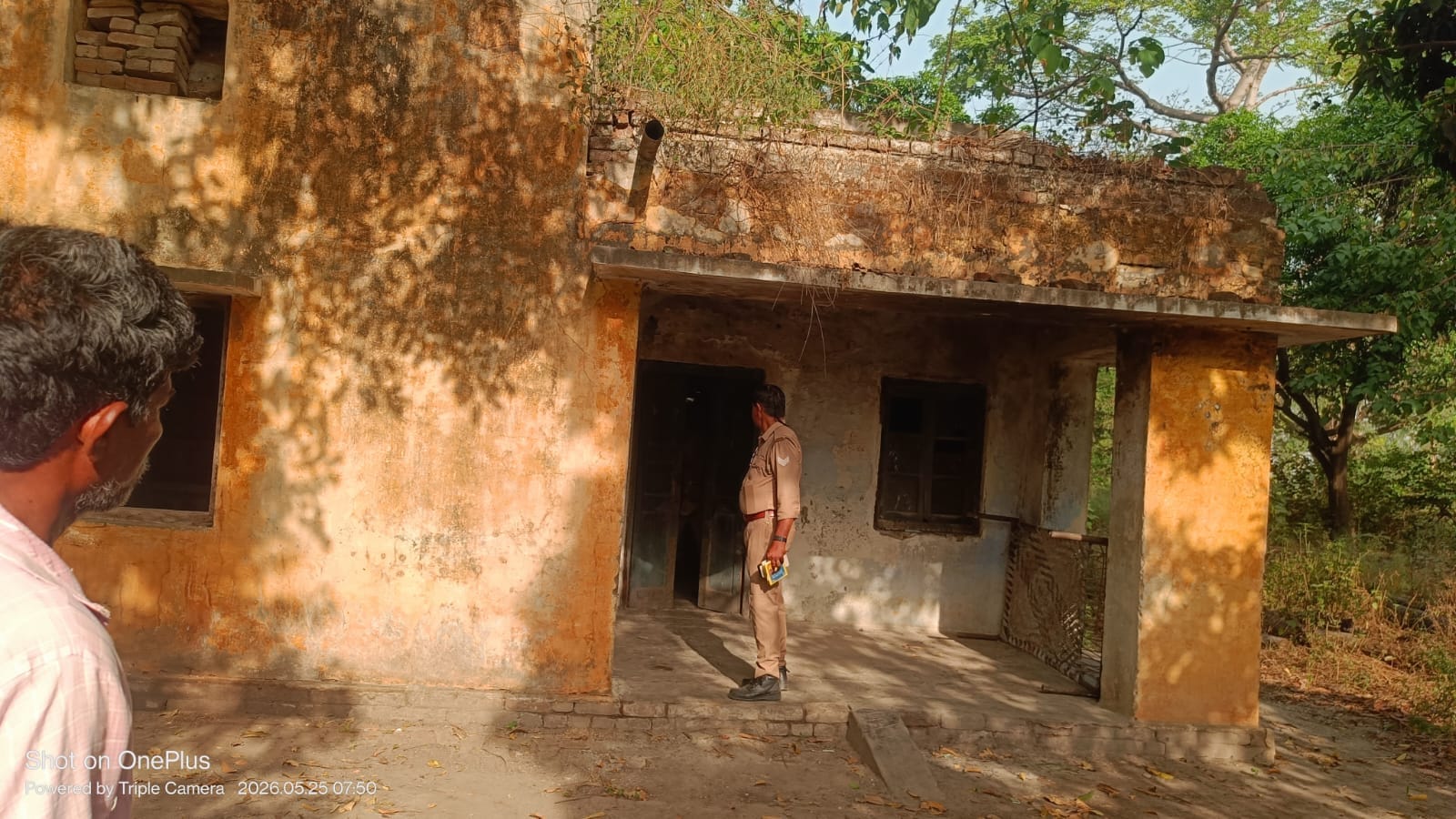हत्या के खुलासे को लेकर थाने के बाहर बैठे परिजन स्रोत संवाद हत्या के खुलासे को लेकर थाने के बाहर बैठे परिजन स्रोत संवाद