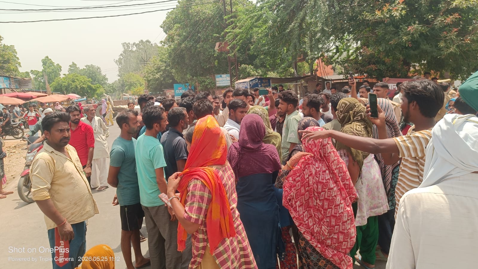 हत्या के खुलासे को लेकर थाने के बाहर बैठे परिजन स्रोत संवाद हत्या के खुलासे को लेकर थाने के बाहर बैठे परिजन स्रोत संवाद