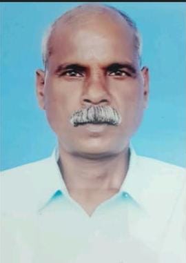 हत्या के खुलासे को लेकर थाने के बाहर बैठे परिजन स्रोत संवाद हत्या के खुलासे को लेकर थाने के बाहर बैठे परिजन स्रोत संवाद