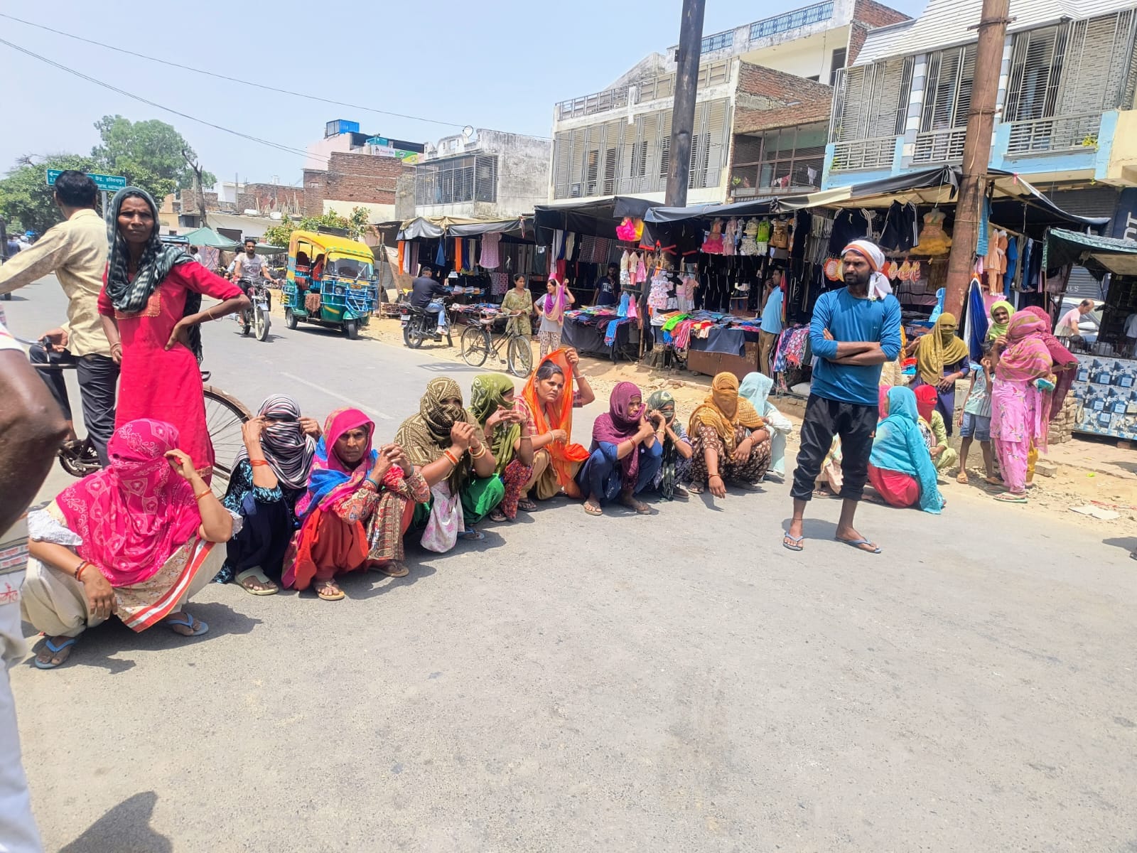 हत्या के खुलासे को लेकर थाने के बाहर बैठे परिजन स्रोत संवाद हत्या के खुलासे को लेकर थाने के बाहर बैठे परिजन स्रोत संवाद