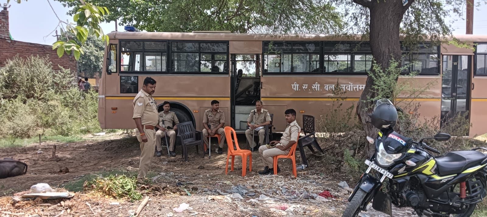 इसी मकबरे और मस्जिद को लेकर हो रहा विवाद। इसी मकबरे और मस्जिद को लेकर हो रहा विवाद।