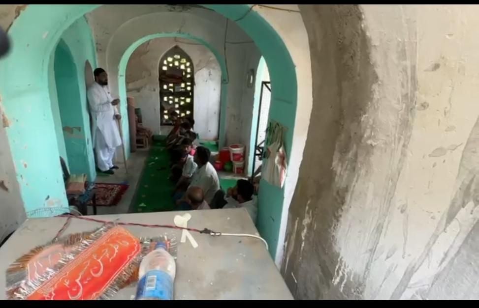 इसी मकबरे और मस्जिद को लेकर हो रहा विवाद। इसी मकबरे और मस्जिद को लेकर हो रहा विवाद।