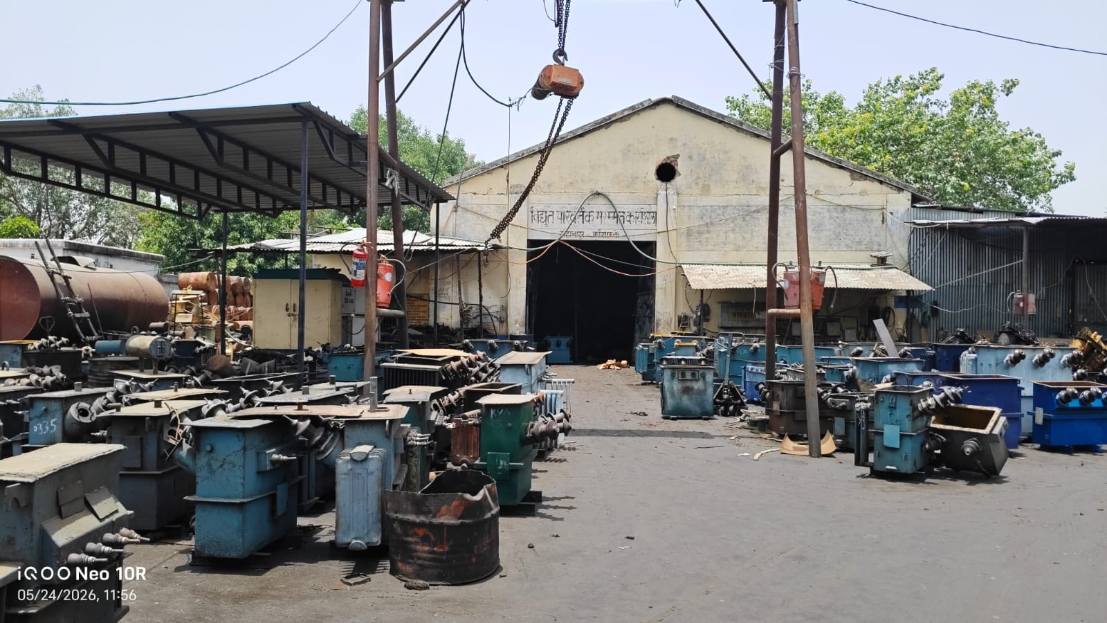 जिला मुख्यालय स्थित वर्कशॉप में खराब ट्रांसफार्मर लेकर आया मिनी ट्रक। संवाद जिला मुख्यालय स्थित वर्कशॉप में खराब ट्रांसफार्मर लेकर आया मिनी ट्रक। संवाद