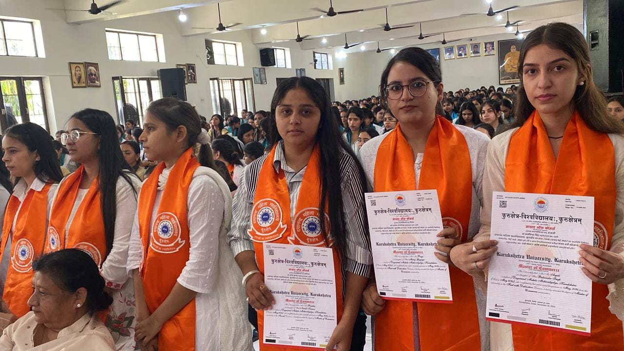 कुरुक्षेत्र। दीक्षांत समारोह के दौरान बैठी छात्राएं। संवाद कुरुक्षेत्र। दीक्षांत समारोह के दौरान बैठी छात्राएं। संवाद