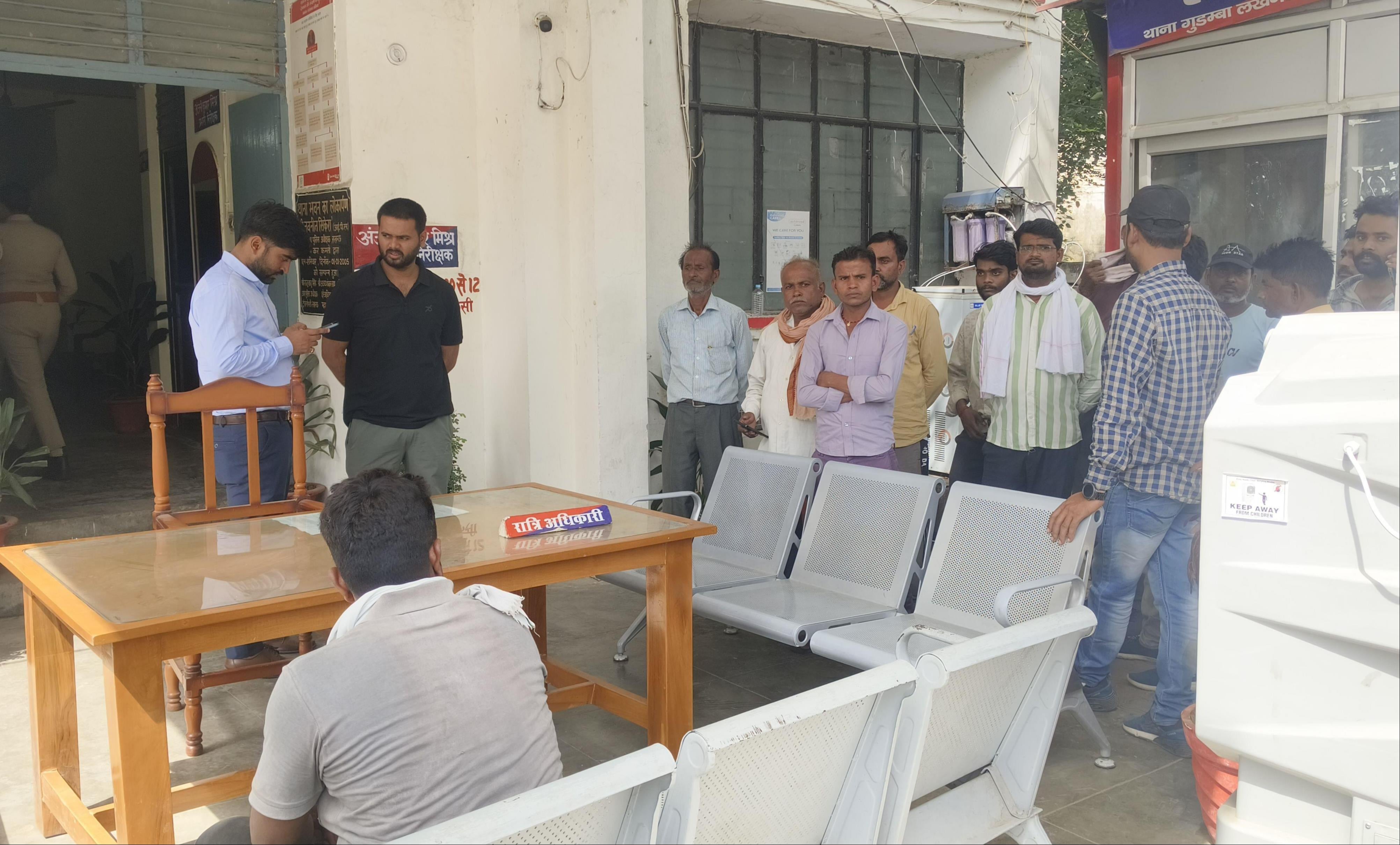 कर्मचारियों के पीट व पैर पर चोट के निशान और थाने पर एफआईआर दर्ज कराने पहुंचे कर्मचारी। कर्मचारियों के पीट व पैर पर चोट के निशान और थाने पर एफआईआर दर्ज कराने पहुंचे कर्मचारी।
