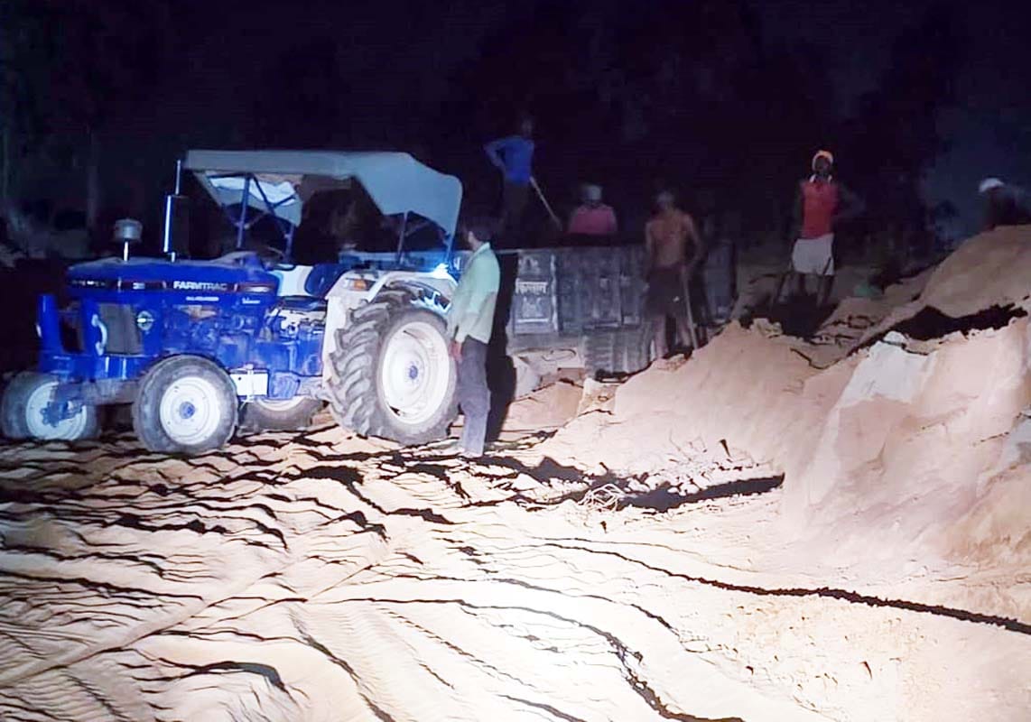 खुटार के गांव महोलिया वीरान में मिट्टी खनन की जांच करते एसडीएम। स्रोत : प्रशासन खुटार के गांव महोलिया वीरान में मिट्टी खनन की जांच करते एसडीएम। स्रोत : प्रशासन