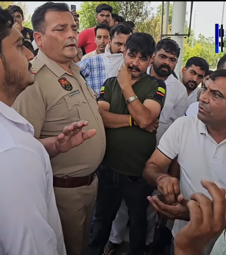 मिल्क माजरा टोल प्लाजा पर लगी वाहनों की कतार। किसान