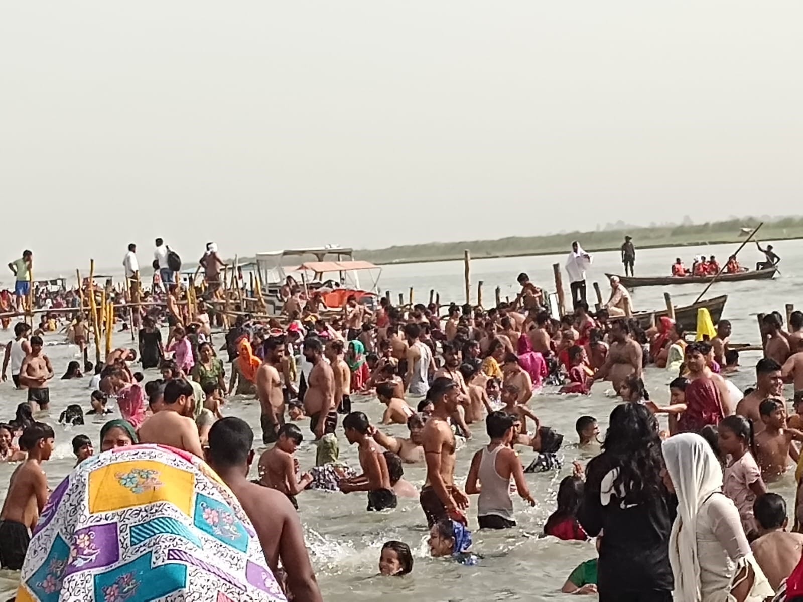नरौरा के गांधी घाट पर गंगा स्नान करते श्रद्धालु। संवाद