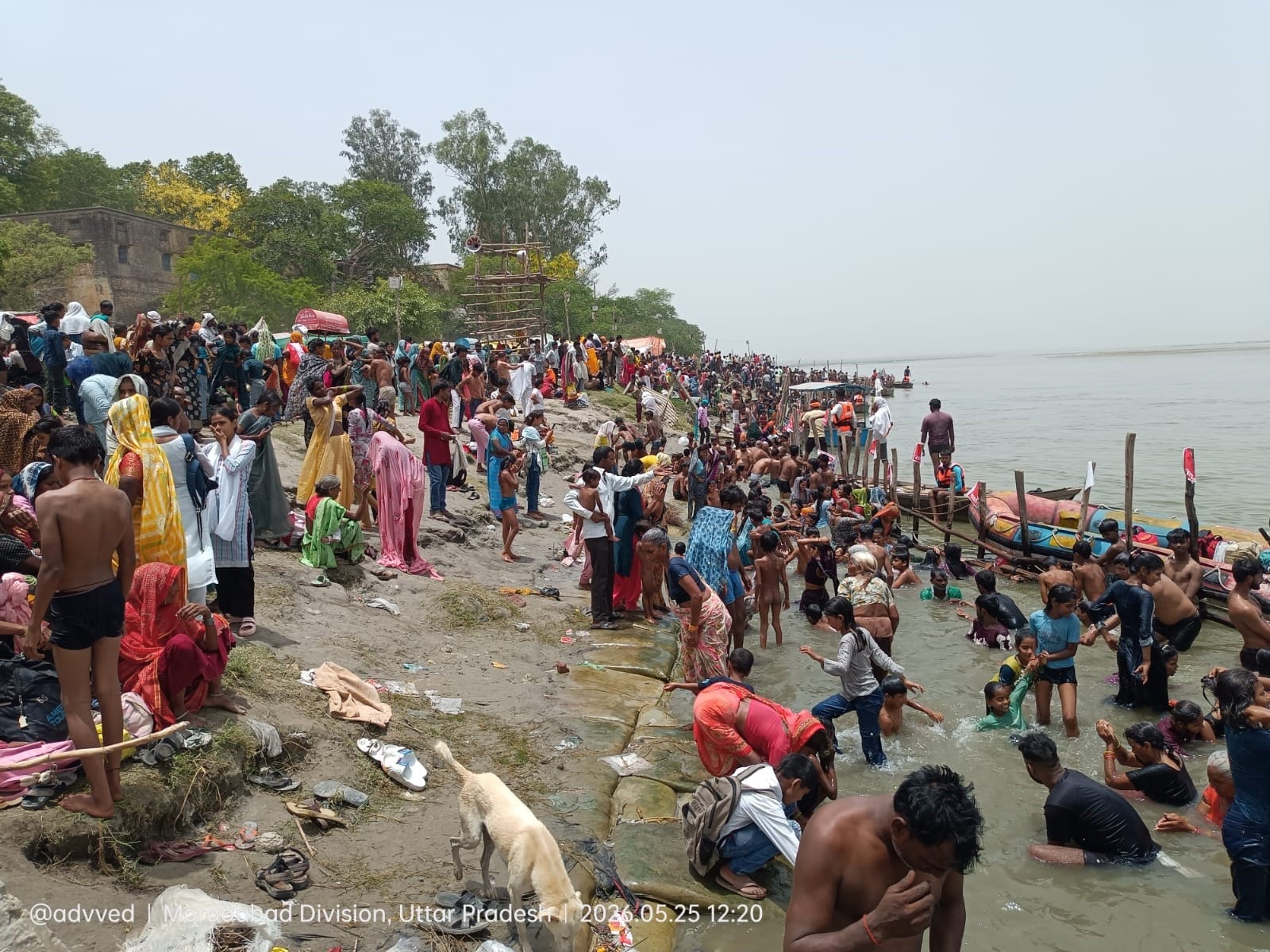 नरौरा के गांधी घाट पर गंगा स्नान करते श्रद्धालु। संवाद