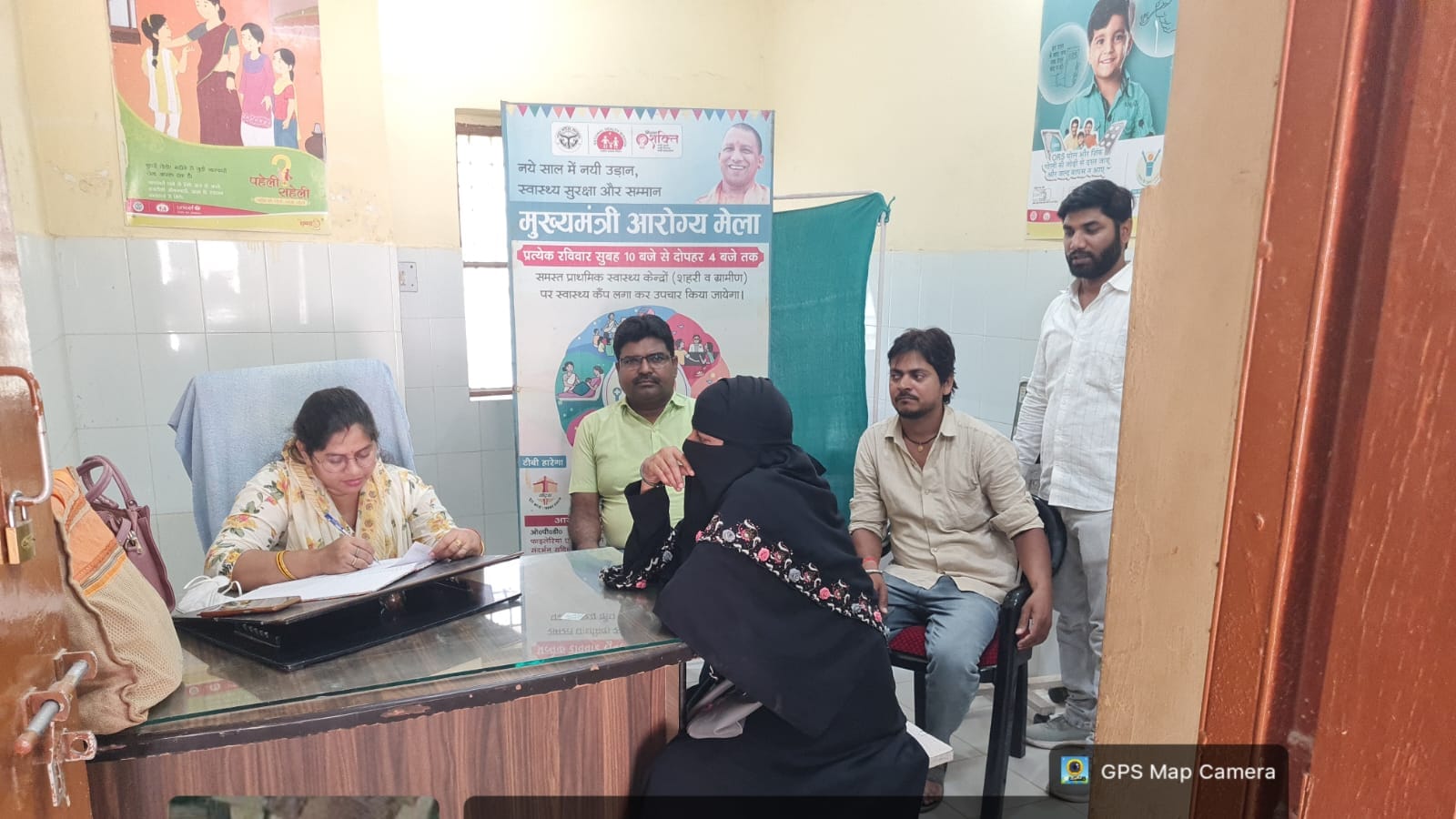 पीएचसी दुधारा में जन आरोग्य मेले मे मरीजों की जांच करते डाक्टर