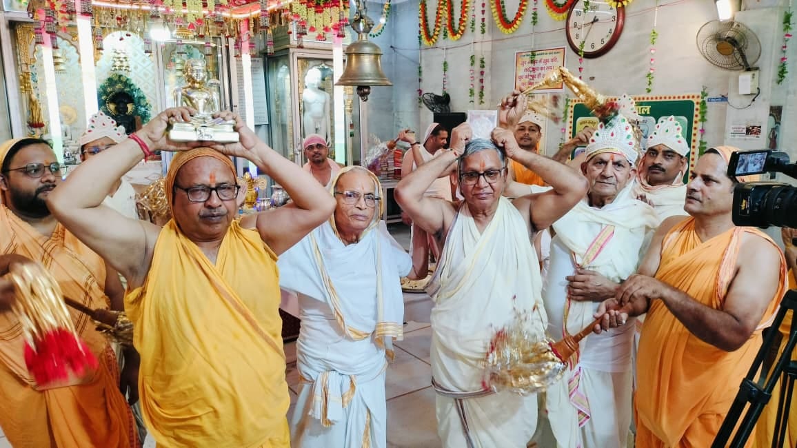 प्राचीन दिगंबर जैन बड़े मंदिर में पूजा अर्चना करते श्रद्धालु स्रोत संवाद