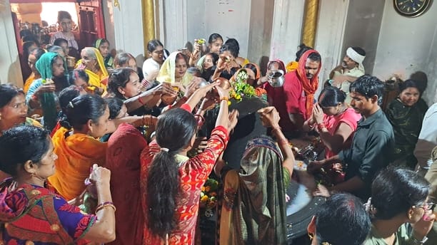 पृथ्वीनाथ मंदिर व जयप्रभाग्राम स्थित भक्तिधाम मंदिर में जलाभिषेक करते श्रद्धालु। - संवाद